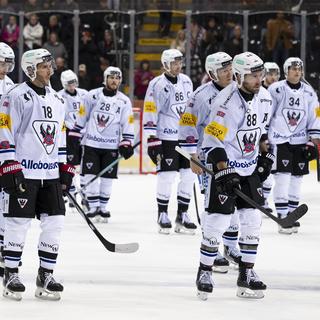 Soupe à la grimace dans les rangs de Fribourg Gottéron après la défaite 6-3 contre Berne, le 4 octobre 2024. [KEYSTONE - Anthony Anex]