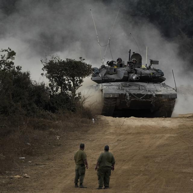 Israeli army tanks manoeuvre in a staging area in northern Israel near the Israel-Lebanon border, Tuesday, Oct. 1, 2024. (AP Photo/Baz Ratner) [AP Photo/Keystone - Baz Ratner]