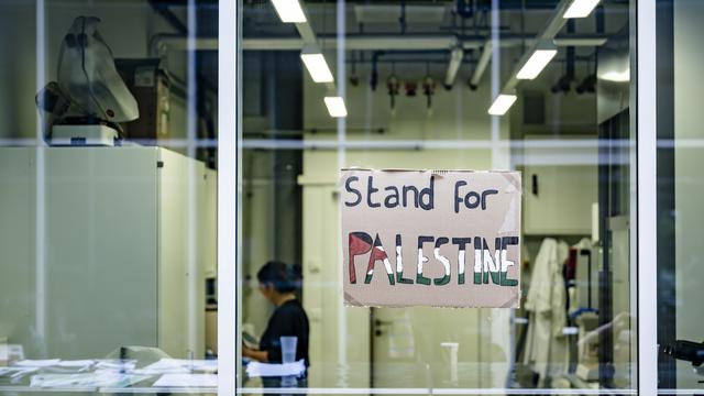 Une pancarte de soutien à la Palestine à l'Unil le 3 mai. [Keystone - Jean-Christophe Bott]