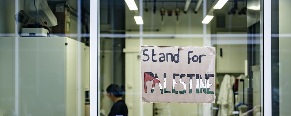 Une pancarte de soutien à la Palestine à l'Unil le 3 mai. [Keystone - Jean-Christophe Bott]