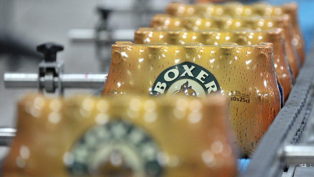 Chopfab Boxer, qui détient notamment les bières Boxer brassées à Yverdon-les-Bains (VD), est en proie à des difficultés financières. [Keystone - Christian Brun]