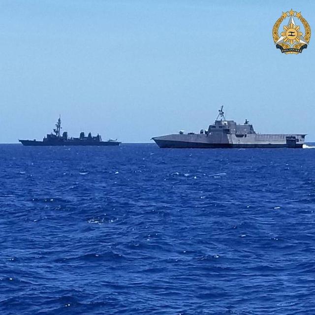 Des navires philippins, australiens et japonais lors d'un test au milieu des frontières maritimes disputées en Mer de Chine. [Keystone/EPA - Philippines Armed Forces]