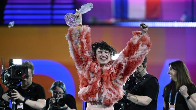 L’artiste suisse Nemo a remporté l’Eurovision avec sa chanson "The Code". [Keystone - Jessica Gow/TT News Agency via AP]