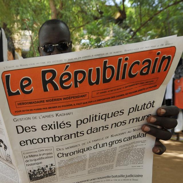 Un homme lit le journal nigérian "Le Républicain" en septembre 2011. [AFP - Sia Kambou]