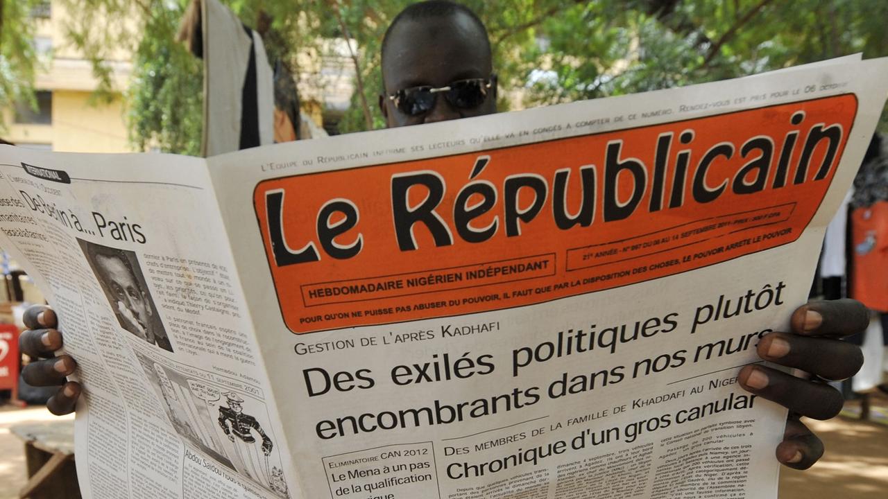 Un homme lit le journal nigérian "Le Républicain" en septembre 2011. [AFP - Sia Kambou]