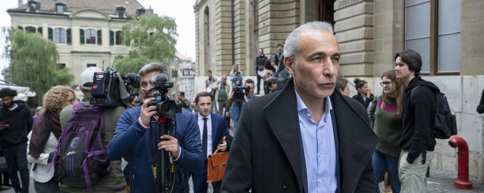 Tariq Ramadan quittant le tribunal de Genève le 24 mai 2023. [Keystone - Martial Trezzini]