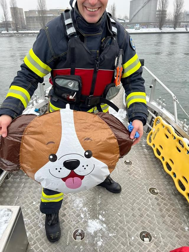 Un ballon de baudruche en forme d'ours a provoqué une grosse intervention sur le Rhin (BS). [Kantonspolizei Basel-Stadt]