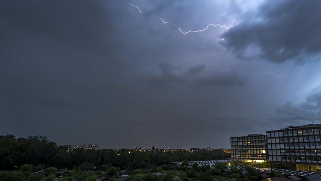 Un éclair photographié à Genève samedi 29 juin 2024. [KEYSTONE - MARTIAL TREZZINI]