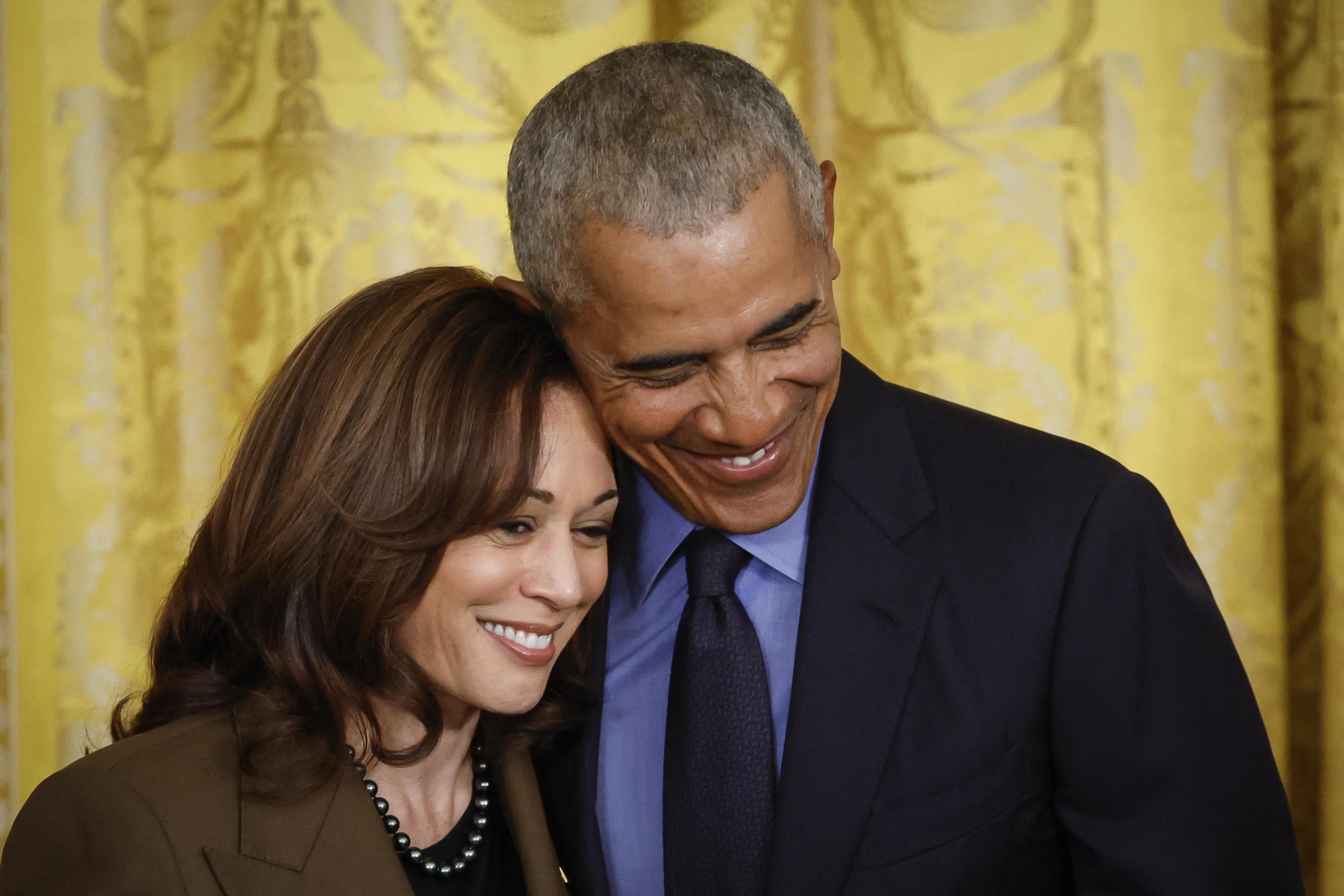 L'ex président américain Barack Obama serre dans ses bras Kamala Harris lors d'un événement marquant l'adoption en 2010 de la loi sur les soins abordables. [AFP - CHIP SOMODEVILLA]