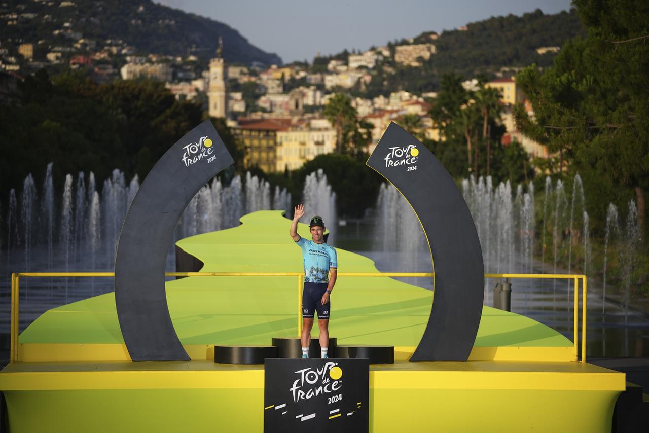 Mark Cavendish a été honoré sur le podium final du Tour de France pour son record de victoires d'étape. [KEYSTONE - DANIEL COLE]