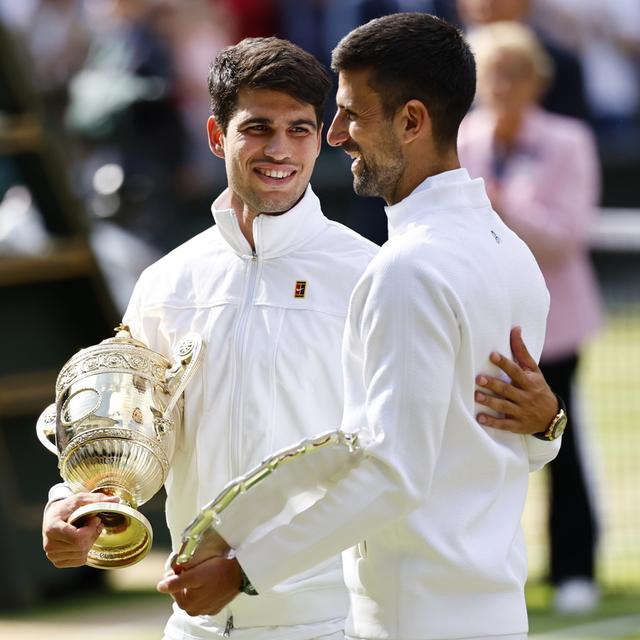 Le tennisman espagnol Carlos Alcaraz a largement remporté le tournoi masculin de Wimbledon à Londres contre son homologue serbe Novak Djokovic. [Keystone/EPA - Tolga Akmen]
