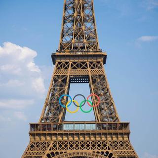 Les anneaux olympiques sur la tour Eiffel devraient y rester jusqu'en 2028 (image d'illustration). [Keystone]