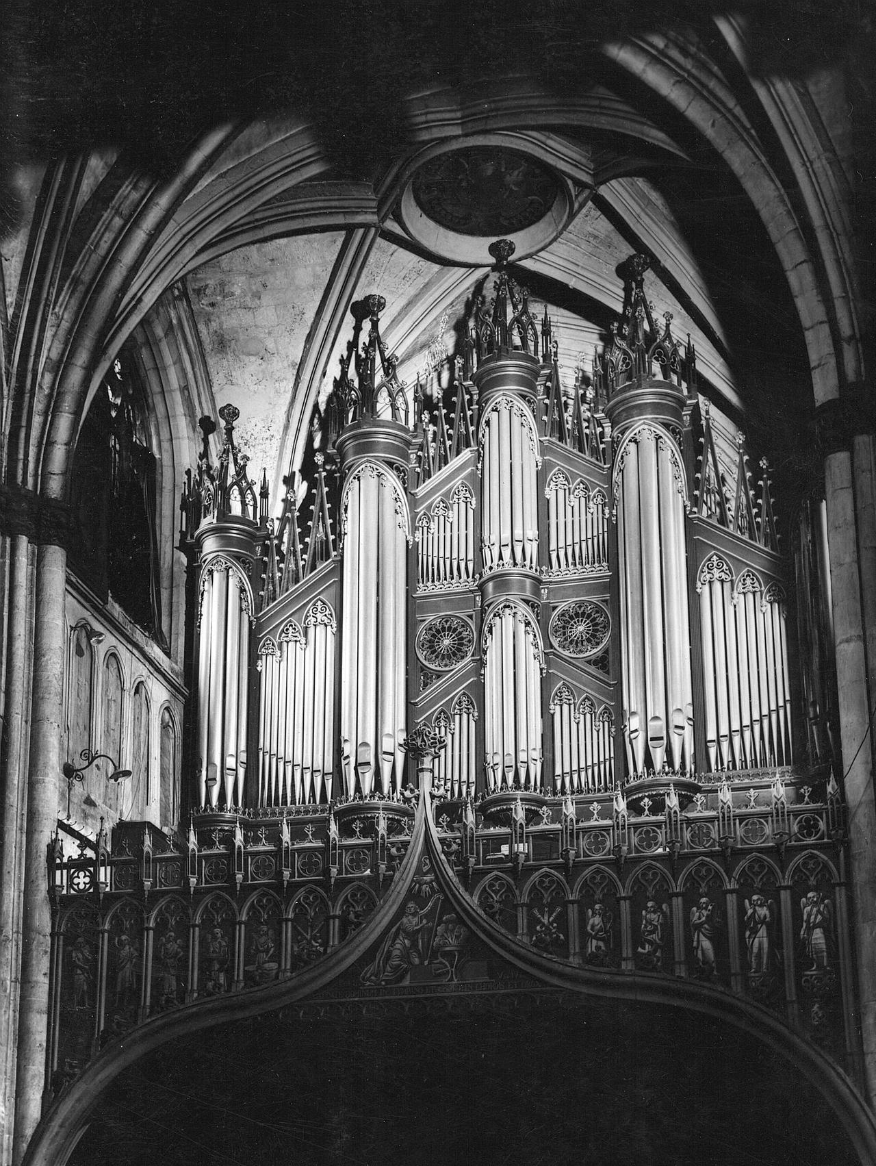 Orgue d'Aloys Mooser à la Cathédrale Saint-Nicolas, Fribourg. [Bibliothèque cantonale et universitaire de Fribourg, Fonds Benedikt Rast]