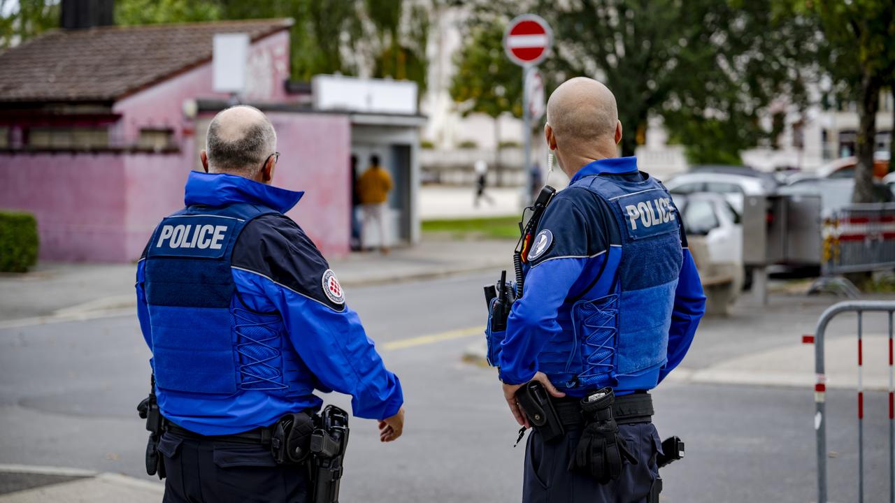 Des policiers dans les rues d'Yverdon. [Keystone - Jean-Christophe Bott]