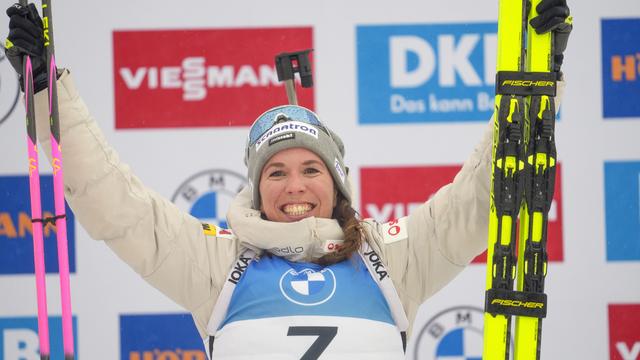 Le rayonnant sourire de Lena Häcki-Gross, au sommet du podium. [KEYSTONE - JAVAD PARSA]