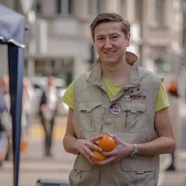 Chaque année au printemps, les rues des villes suisses font le plein de vitamines et de peps à l’occasion de la traditionnelle vente d’oranges organisée par la fondation Terre des hommes. [tdh.ch]