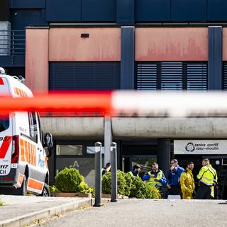 Les services de secours interviennent apres l'accident d'un vehicule dans l'entree du centre sportif de Sous-Moulin le samedi 14 septembre 2024 a Thonex pres de Geneve. Une automobiliste de 80 ans a percute plusieurs enfants samedi matin apres avoir perdu le controle de son vehicule a Thonex. Le premier bilan fait etat de six blesses dont trois tres gravement. [Keystone - Martial Trezzini]