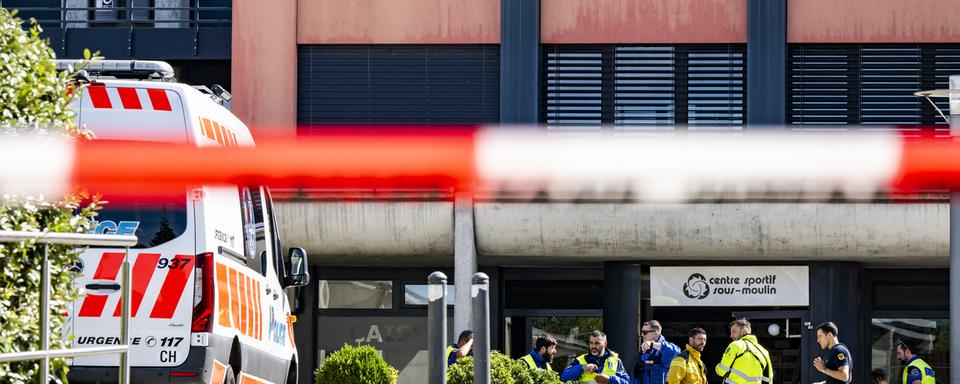 Les services de secours interviennent apres l'accident d'un vehicule dans l'entree du centre sportif de Sous-Moulin le samedi 14 septembre 2024 a Thonex pres de Geneve. Une automobiliste de 80 ans a percute plusieurs enfants samedi matin apres avoir perdu le controle de son vehicule a Thonex. Le premier bilan fait etat de six blesses dont trois tres gravement. [Keystone - Martial Trezzini]