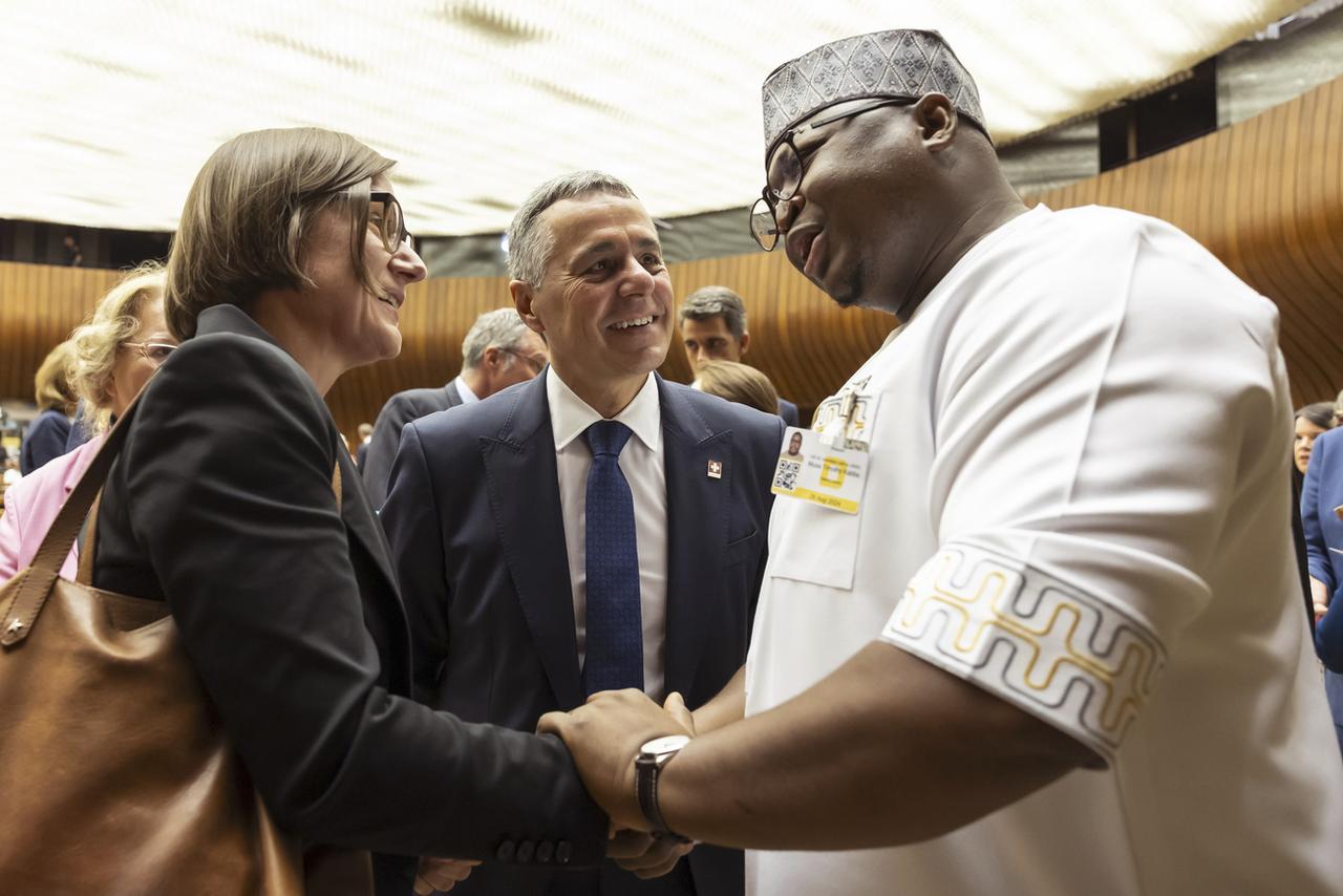 La présidente du Comité international de la Croix-Rouge (CICR) Mirjana Spoljaric Egger, le conseiller fédéral en charge des Affaires  étrangères Ignazio Cassis et son homologue de la Sierra Leone Musa Timothy Kabba, lors d'une visite des membres du Conseil de sécurité de l'ONU à Genève, le 26 août 2024. [KEYSTONE - SALVATORE DI NOLFI]