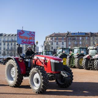 Des agriculteurs avec leurs tracteurs à Genève, le 3 février 2024. [Keystone - Martial Trezzini]