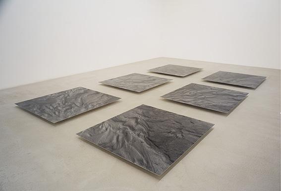 Erosion II – installation au sol, 2000-2006, six parties (II 1-II 6), photographies sur papier baryté, chacune 150 x 140 cm, installation au Fotomuseum Winterthur. [www.hans-danuser.ch, CC BY-SA 4.0 - Hans Danuser]