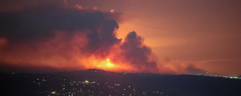 De la fumée et des flammes s'élèvent après une frappe du côté libanais de la frontière. [Reuters - Aziz Taher]