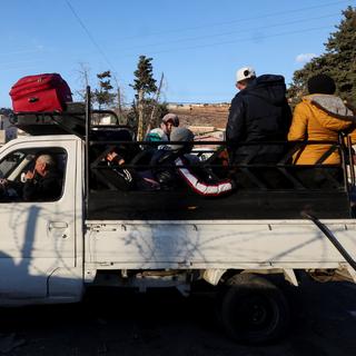 Des personnes  assises sur un véhicule au poste frontière de Masnaa, après que les rebelles syriens aient annoncé qu'ils avaient chassé le président syrien Bashar al-Assad, Liban, 8 décembre 2024. [Reuters - Amr Abdallah Dalsh]