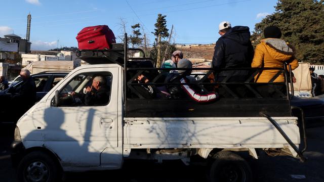 Des personnes  assises sur un véhicule au poste frontière de Masnaa, après que les rebelles syriens aient annoncé qu'ils avaient chassé le président syrien Bashar al-Assad, Liban, 8 décembre 2024. [Reuters - Amr Abdallah Dalsh]