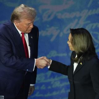 Donald Trump et Kamala Harris essayent de convaincre les électrices et électeurs indécis dans leurs derniers meetings. [Keystone/AP Photo - Alex Brandon]