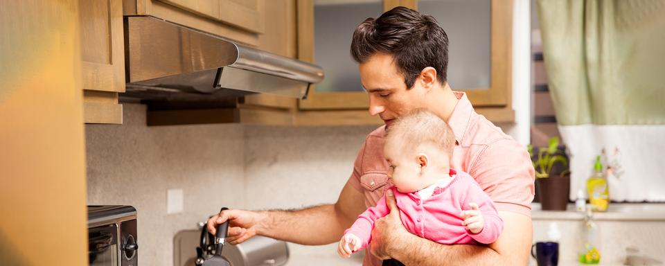 Appeler d’abord le papa quand un enfant est malade à la crèche: une action proposée par le micro-féminisme. [Depositphotos - tonodiaz]