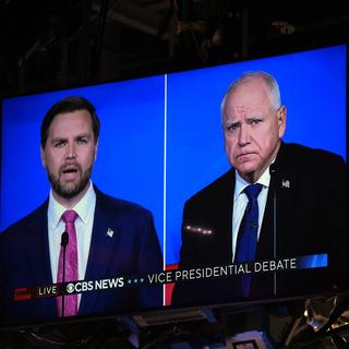 Les candidats à la vice-présidence américaine JD Vance et Tim Waltz ont fait un débat. [Keystone/AP Photo - Matt Rourke]