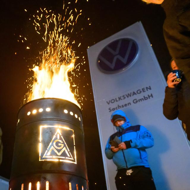 Des employés de Volkswagen manifestent leur volonté de faire grève devant l'usine de Zwickau, dans l'est de l'Allemagne, le 1er décembre 2024. [KEYSTONE - HENDRIK SCHMIDT]