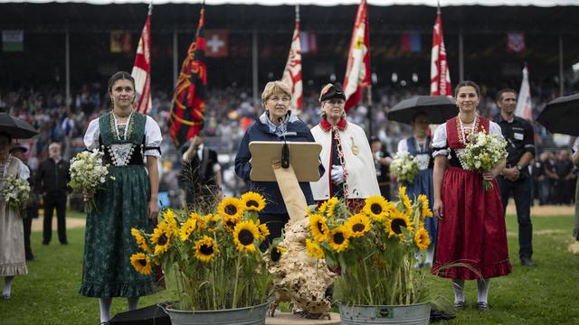 La ministre des sports Viola Amherd demande à chaque association sportive nationale d'avoir un quota de femmes d'au moins 40% dans ses instances dirigeantes. Ici, la présidente de la Confédération lors de la cérémonie de la Fête fédérale de lutte suisse du jubilé, le dimanche 8 septembre 2024, à Appenzell (image d'illustration). [KEYSTONE - GIAN EHRENZELLER]