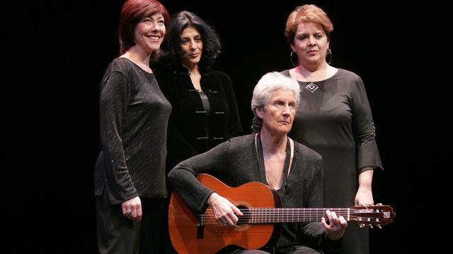 La chanteuse italienne Giovanna Marini (au centre, avec la guitare) pose avec les chanteuses Patrizia Bovi, Francesca Breschi et Patrizia Nasini lors d'une répétition de "La Tour de Babel", le 21 février 2007 au Théâtre du Rond-Point, à Paris. [afp - François Guillot]