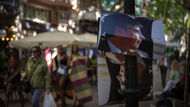 Le politicien catalan Carles Puidgemont s'est présenté aux élections espagnoles depuis son exil à l'étranger. [Keystone/AP Photo - Emilio Morenatti]