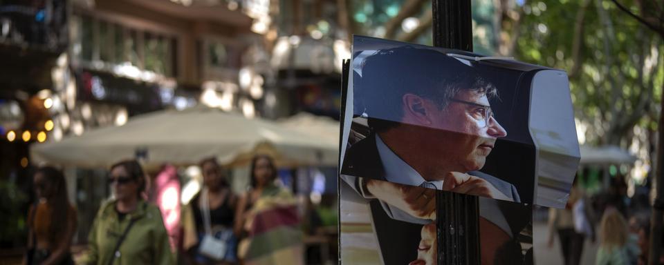 Le politicien catalan Carles Puidgemont s'est présenté aux élections espagnoles depuis son exil à l'étranger. [Keystone/AP Photo - Emilio Morenatti]