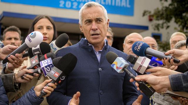 Calin Georgescu arrive en tête de la présidentielle roumaine. [Keystone - AP Photo/Alexandru Dobre]