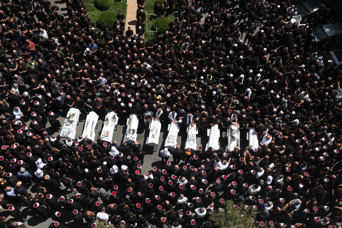 Une foule sur le plateau du Golan pour les funérailles des jeunes tués par un tir de roquette. [KEYSTONE - ATEF SAFADI]