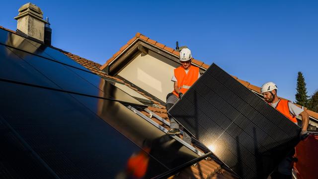 Couvrir son toit de panneaux solaires, un investissement de moins en moins reluisant en Suisse. [Keystone - Jean-Christophe Bott]