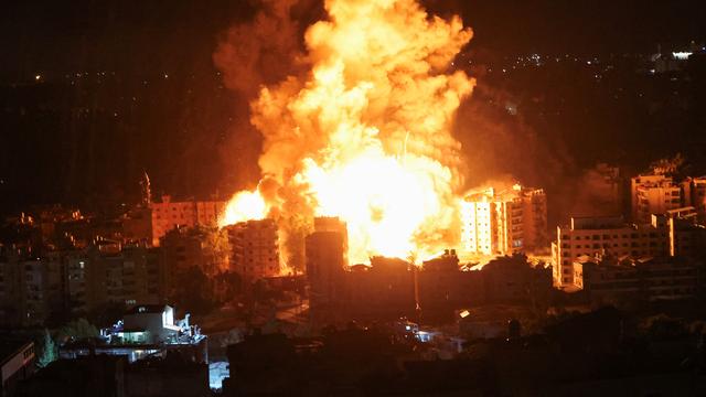 Un incendie s'est déclaré après une frappe israélienne sur des immeubles de la banlieue sud de Beyrouth (Liban) mercredi soir. [REUTERS - Mohamed Azakir]