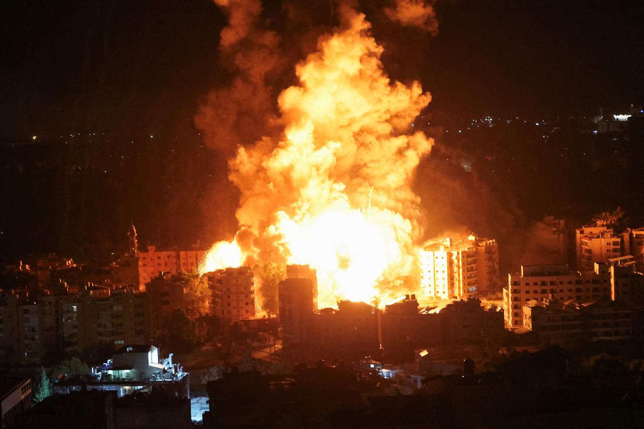 Un incendie s'est déclaré après une frappe israélienne sur des immeubles de la banlieue sud de Beyrouth (Liban) mercredi soir. [REUTERS - Mohamed Azakir]