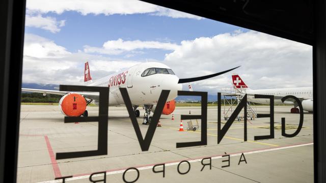 Un avion sur le tarmac de l'Aéroport de Genève. [KEYSTONE - SALVATORE DI NOLFI]