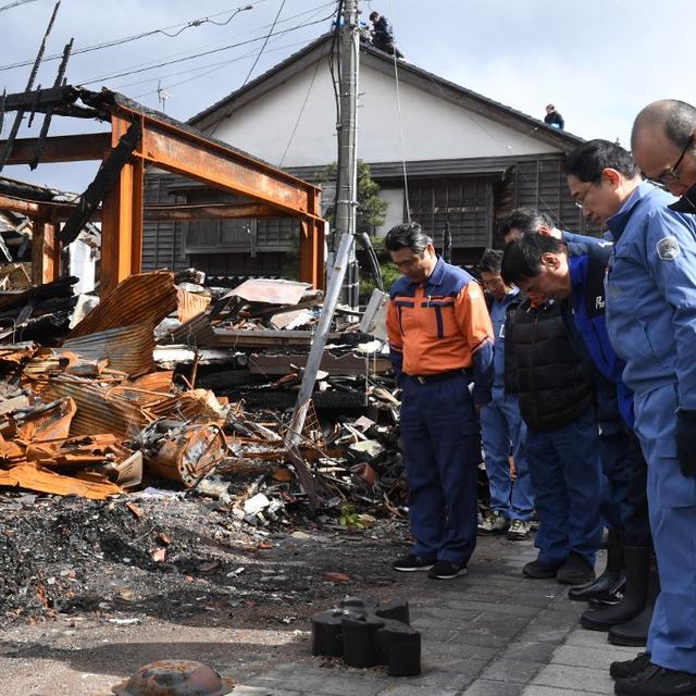 Le Premier ministre japonais Fumio Kishida en visite sur les zones ravagées par le séisme dévastateur du Nouvel An. [AFP - The Yomiuri Shimbun]