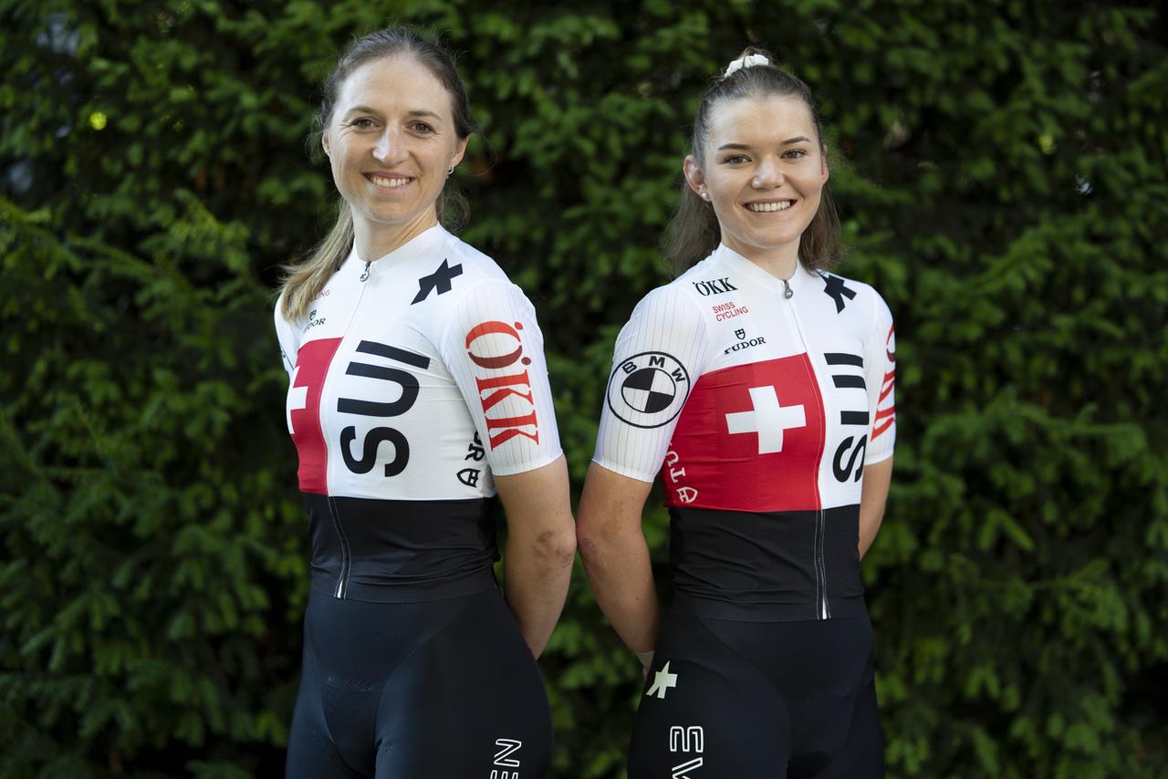 Swiss Cycling a présenté un nouveau maillot national, porté ici par les cyclistes Caroline Baur (à gauche) et Noemi Rüegg, pour ces Mondiaux. [KEYSTONE - TIL BUERGY]