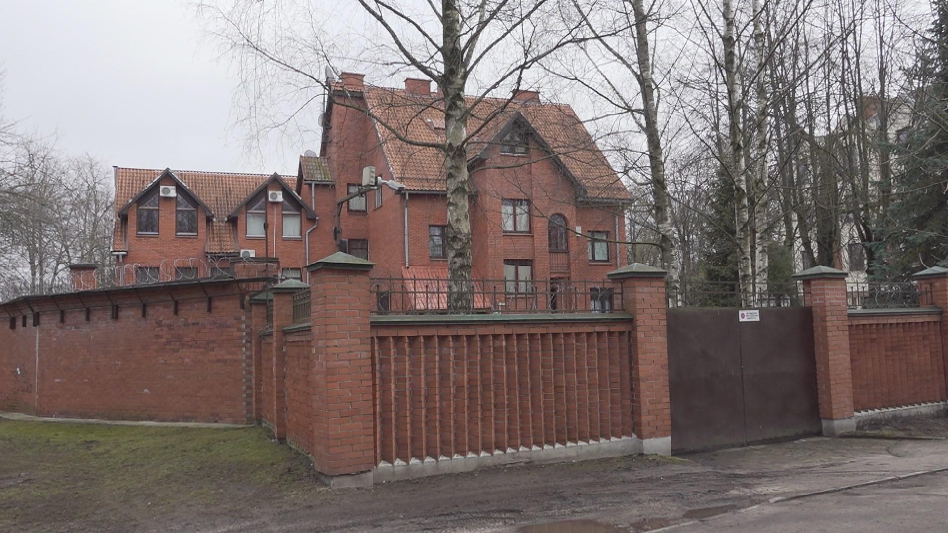 Le consulat de Russie de Daugavpils est fermé depuis le début de la guerre en Ukraine, il y a deux ans. [RTS]
