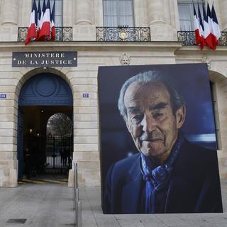 La France rend hommage à l’artisan de l’abolition de la peine de mort Robert Badinter. [Keystone - EPA/Ludovic Marin]