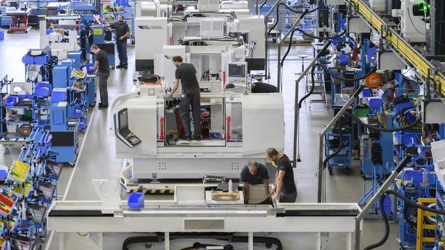 Des employés du constructeur de machines Fritz Studer AG photographiés dans le hall de production de Steffisburg, dans le canton de Berne, le 19 avril 2019 (image d'illustration). [keystone - Christian Beutler]