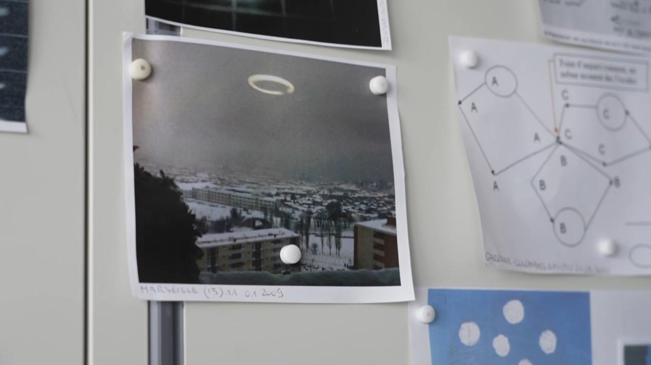 Un exemple d'explication cartésienne: cet OVNI dans le ciel de Marseille était en fait... le reflet de la lampe de cuisine de la photographe! [RTS]