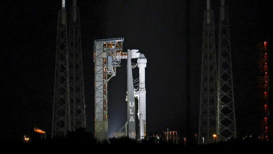La capsule Starliner de Boeing au sommet d'une fusée Atlas V au complexe de lancement spatial 41 après que la tentative de lancement a été annulée à la station spatiale de Cap Canaveral, en Floride, tard le 6 mai 2024. [Keystone - Terry Renna]