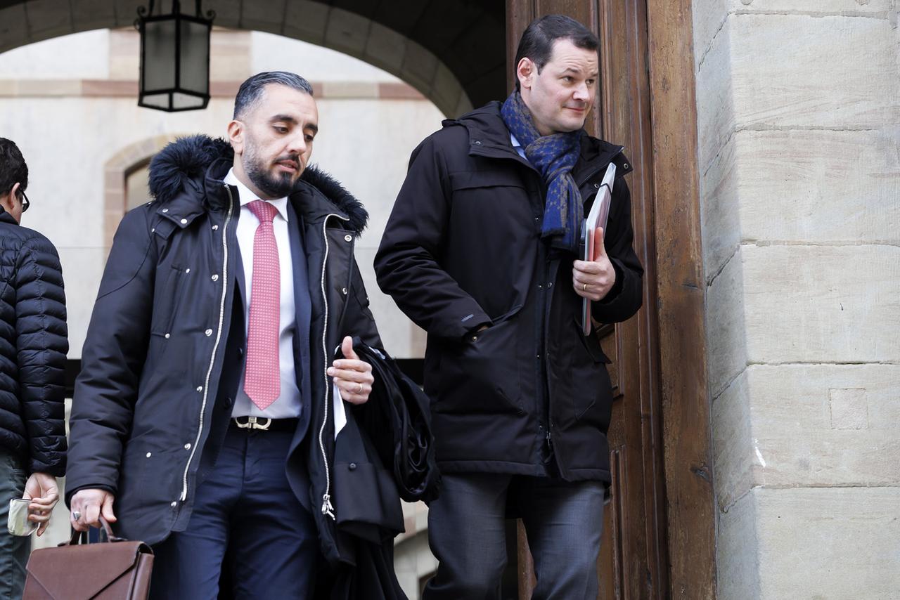 Pierre Maudet et son avocat Yama Sangin quittent le palais de justice après l'audience, le 30 janvier 2024. [Keystone - Salvatore Di Nolfi]